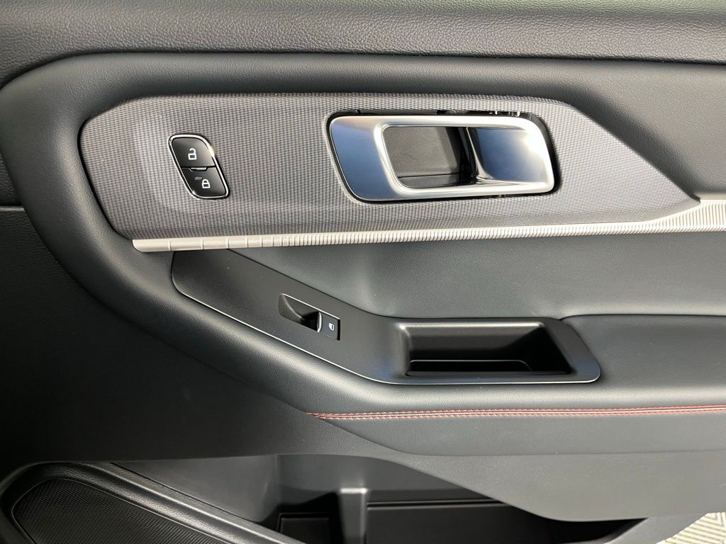 2025 Ford Explorer ST - Photo 21