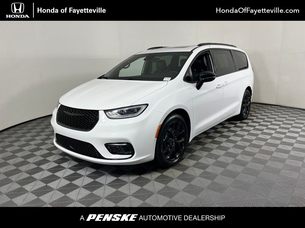 2024 Chrysler Pacifica Limited's photo