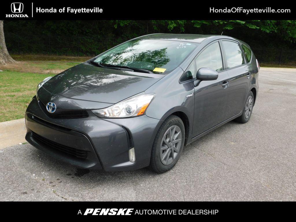 2015 Toyota Prius v Five's photo