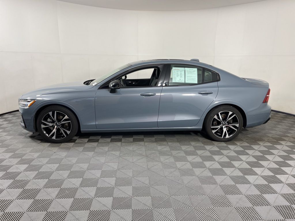 2024 Volvo S60 B5 Plus photo 2