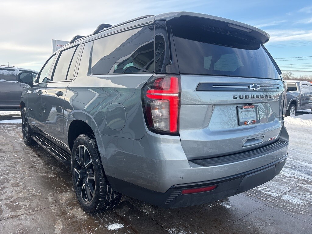 2023 Chevrolet Suburban RST photo 2