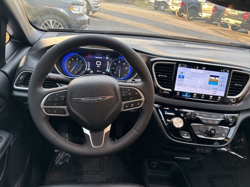 2025 Chrysler Pacifica photo 3