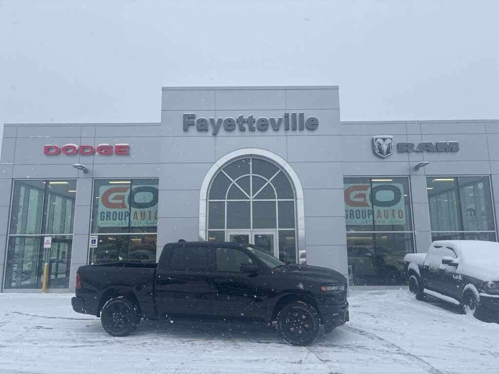 New 2025 Ram 1500 EXPRESS CREW CAB 4X4 Pickup