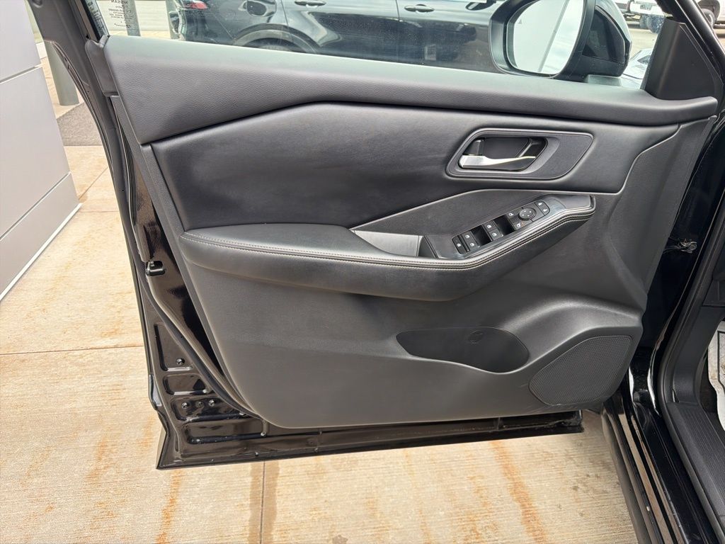 2024 Nissan Rogue SV - Photo 17