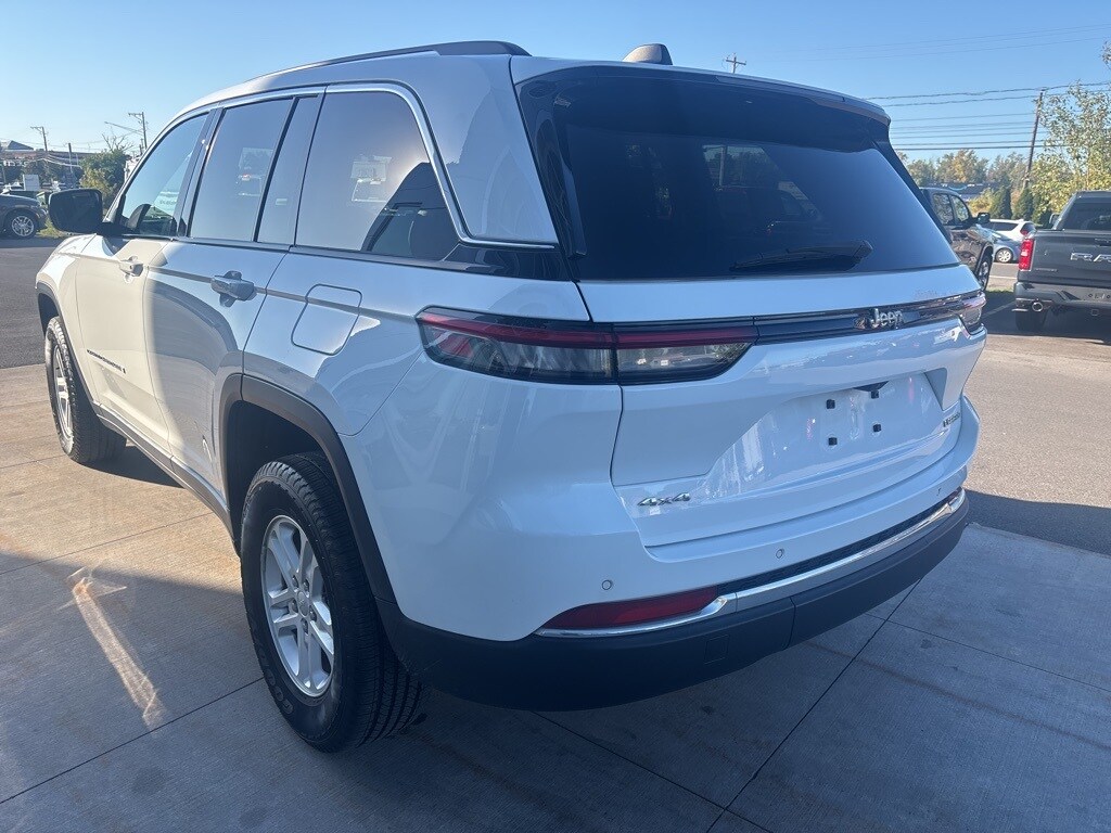 2023 Jeep Grand Cherokee Laredo Altitude photo 2
