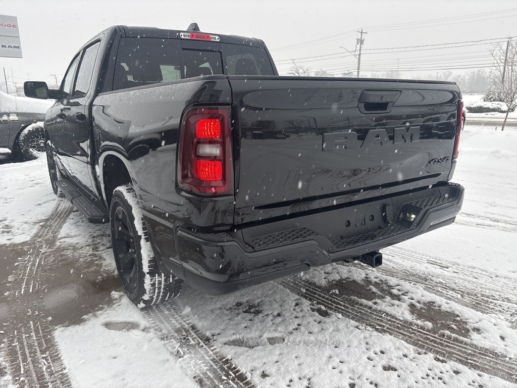 New 2025 Ram 1500 EXPRESS CREW CAB 4X4 Pickup