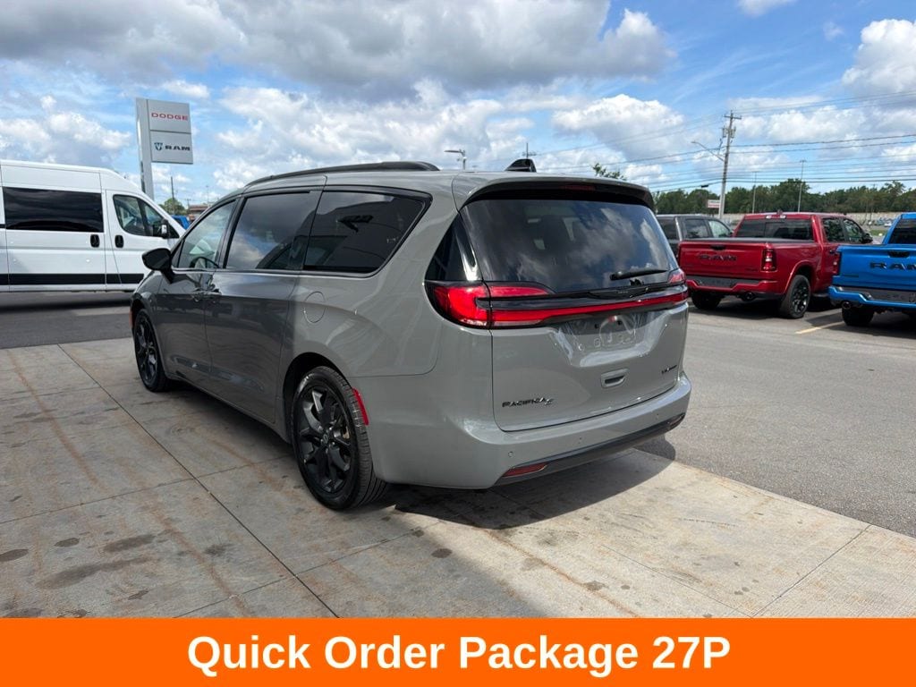 Used 2025 Chrysler Pacifica Limited Minivan/Van