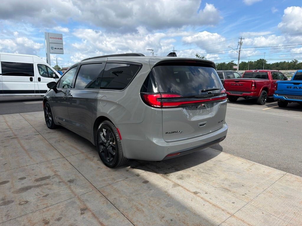 Used 2025 Chrysler Pacifica Limited Minivan/Van