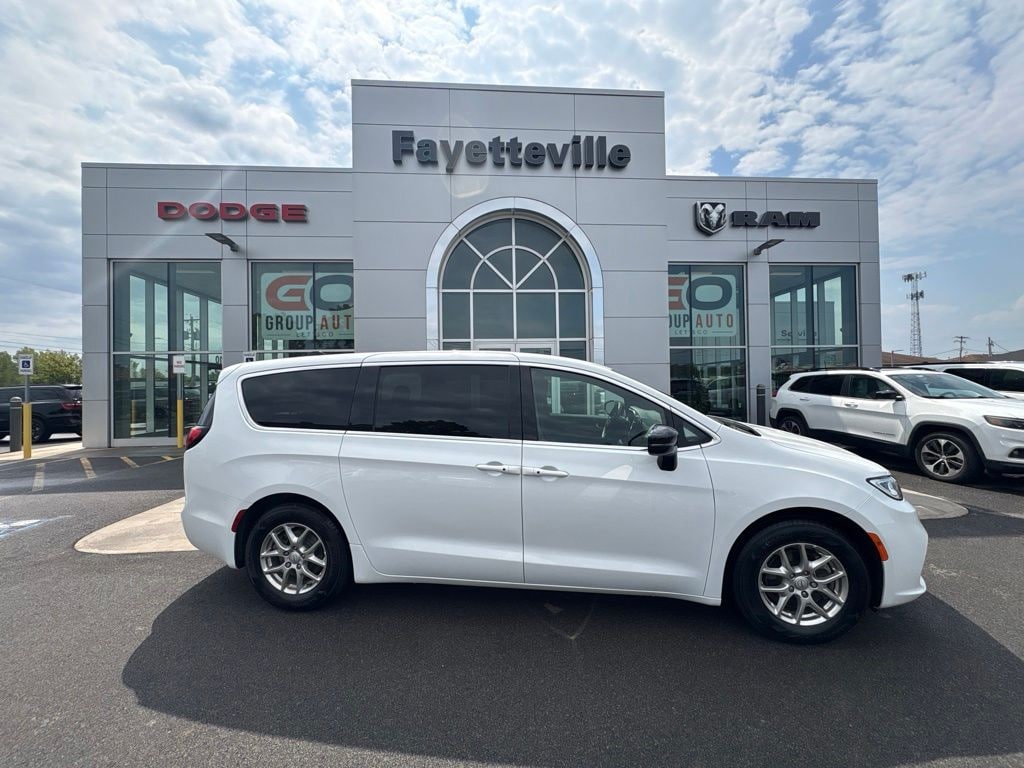 Used 2026 Chrysler Pacifica Select Minivan/Van