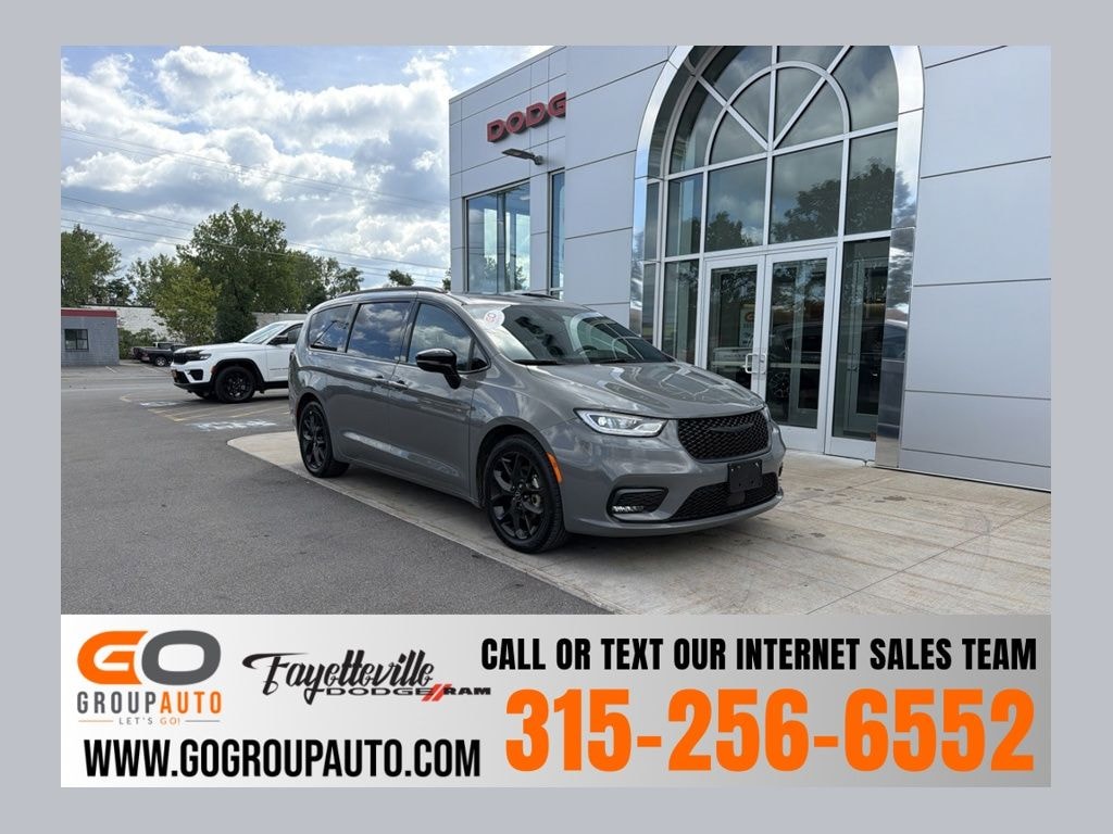 Used 2025 Chrysler Pacifica Limited Minivan/Van