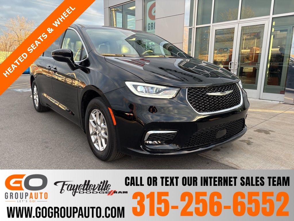 2025 Chrysler Pacifica Select's photo