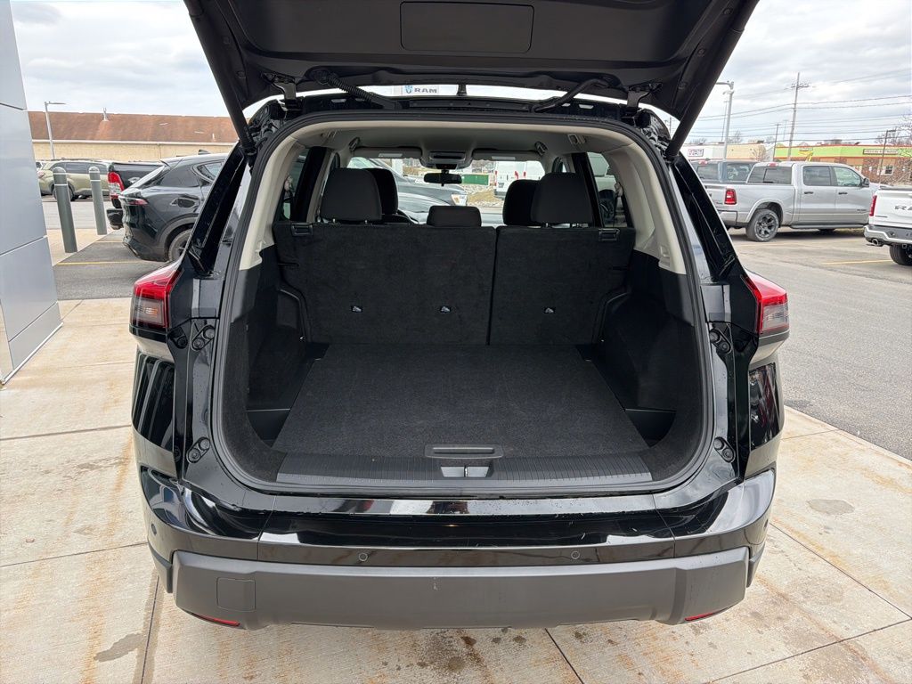 2024 Nissan Rogue SV - Photo 14