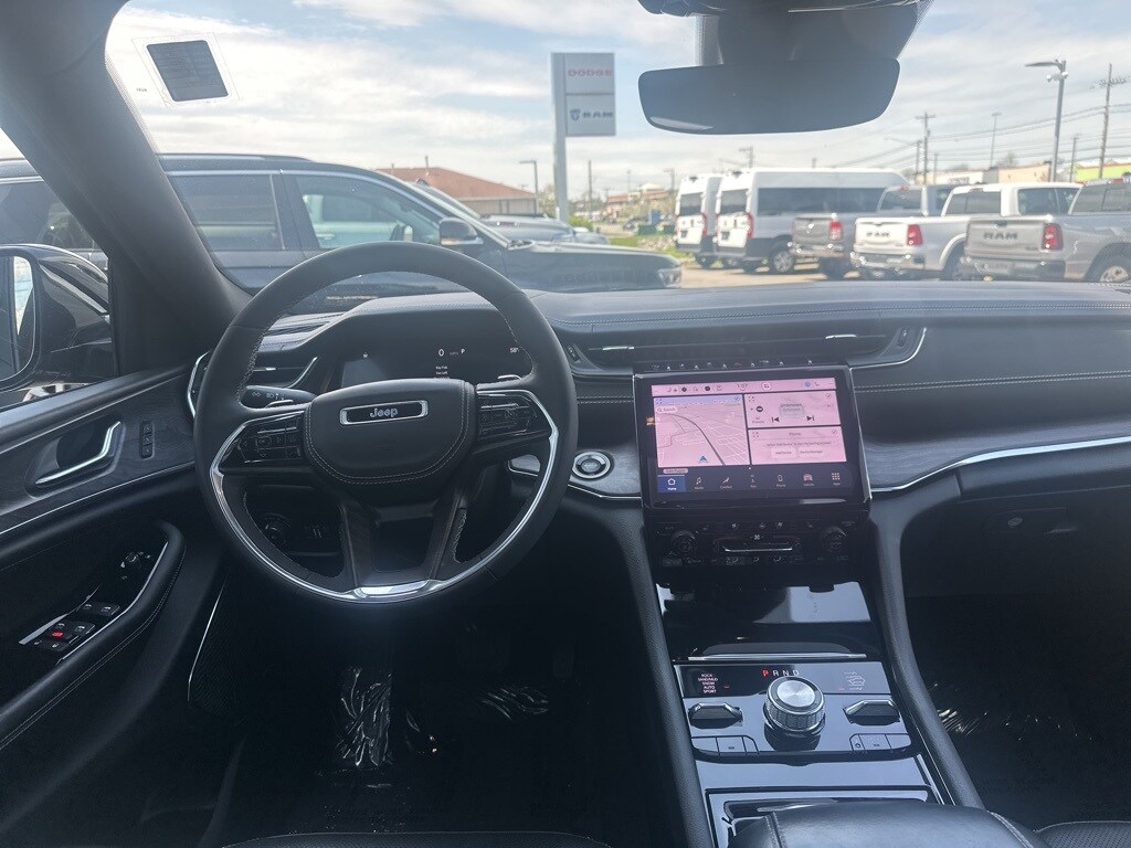 2023 Jeep Grand Cherokee Overland photo 3