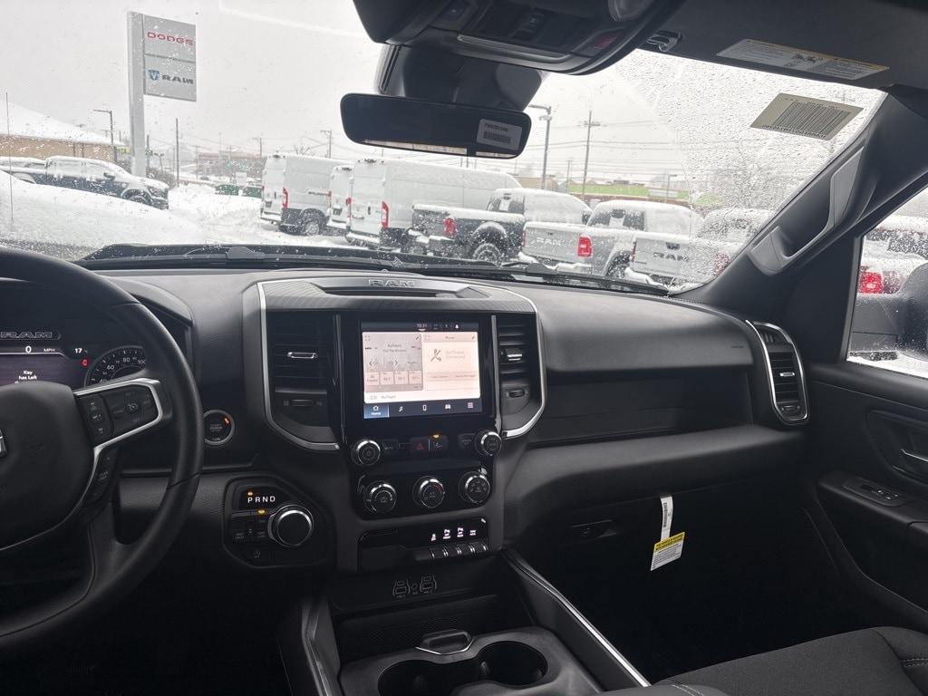 New 2025 Ram 1500 EXPRESS CREW CAB 4X4 Pickup