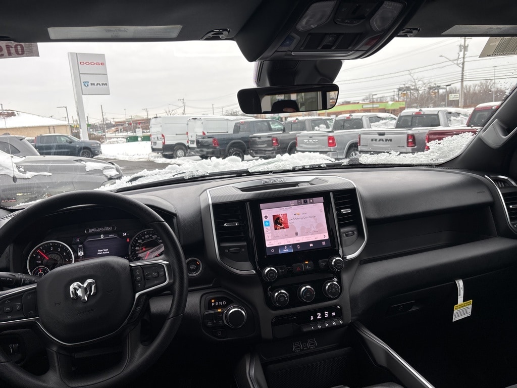 New 2025 Ram 1500 EXPRESS CREW CAB 4X4 Pickup