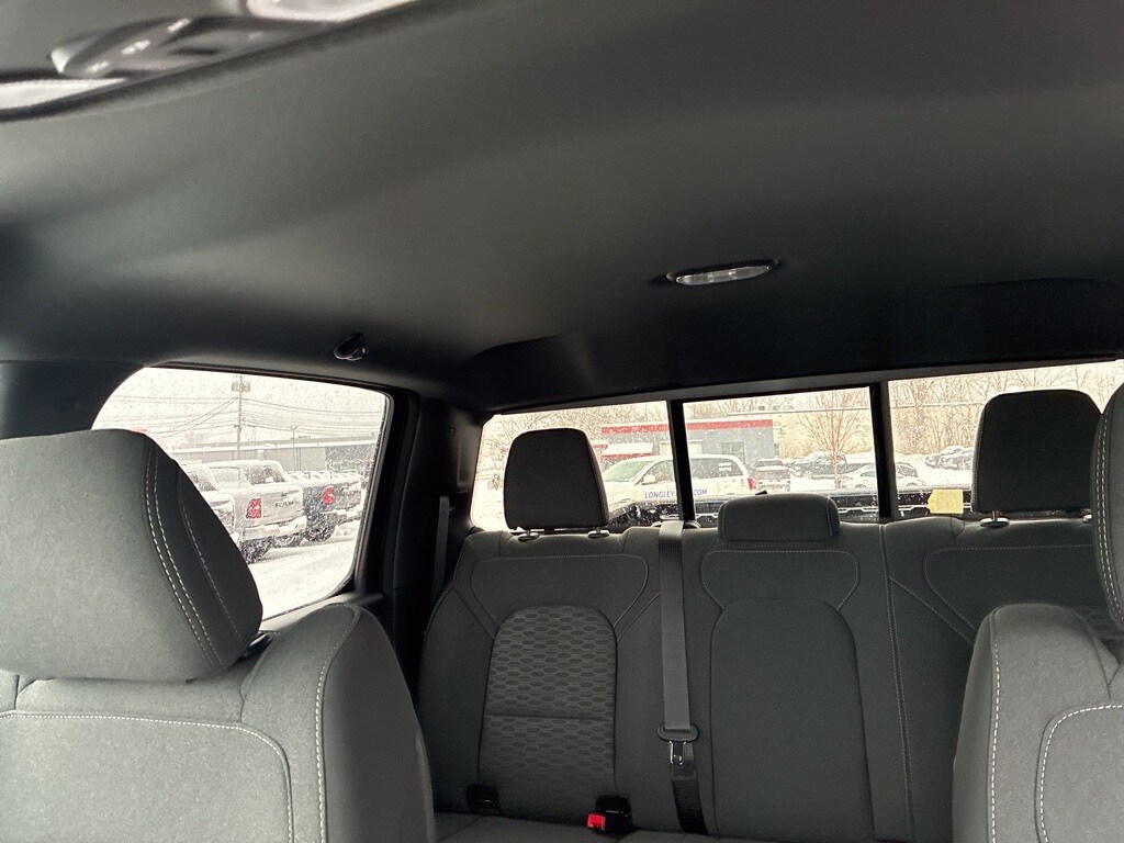 New 2025 Ram 1500 EXPRESS CREW CAB 4X4 Pickup