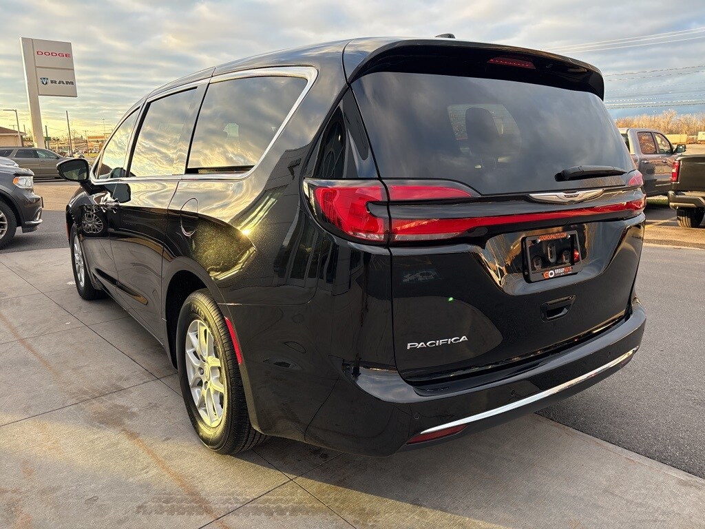 2025 Chrysler Pacifica photo 2