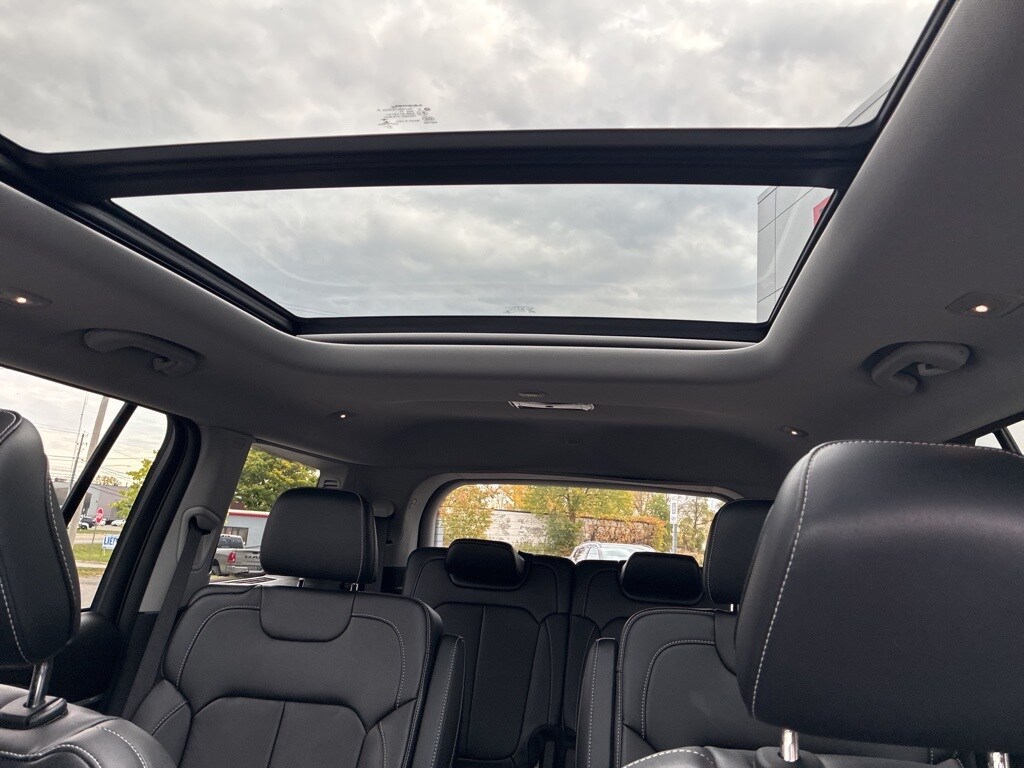 2022 Jeep Grand Cherokee Limited photo 2