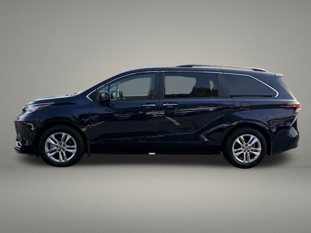 2022 Toyota Sienna XLE photo 2