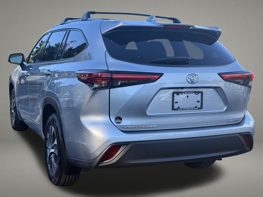 2022 Toyota Highlander XLE photo 3