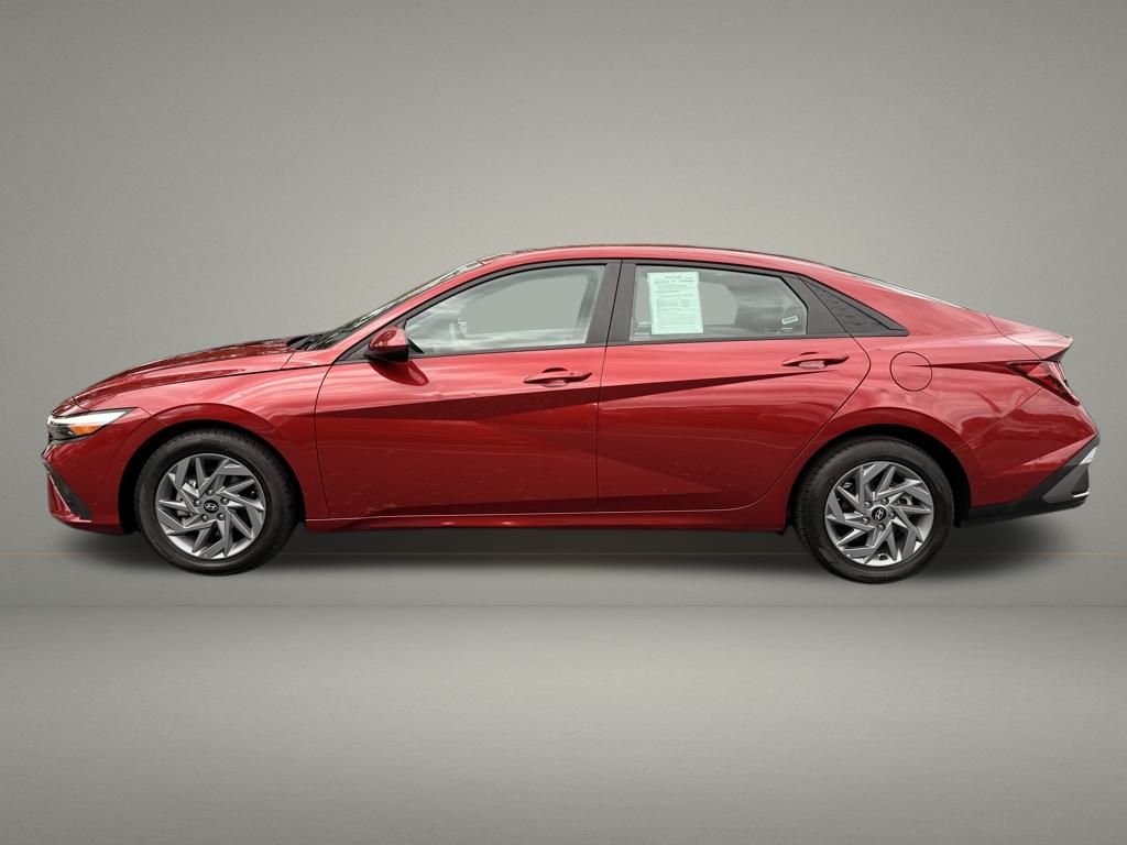 2024 Hyundai Elantra SEL photo 2