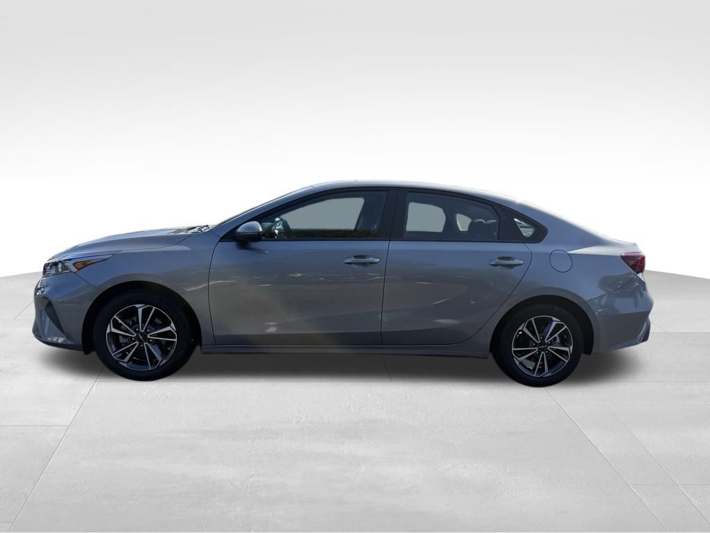 2023 Kia Forte LXS photo 2