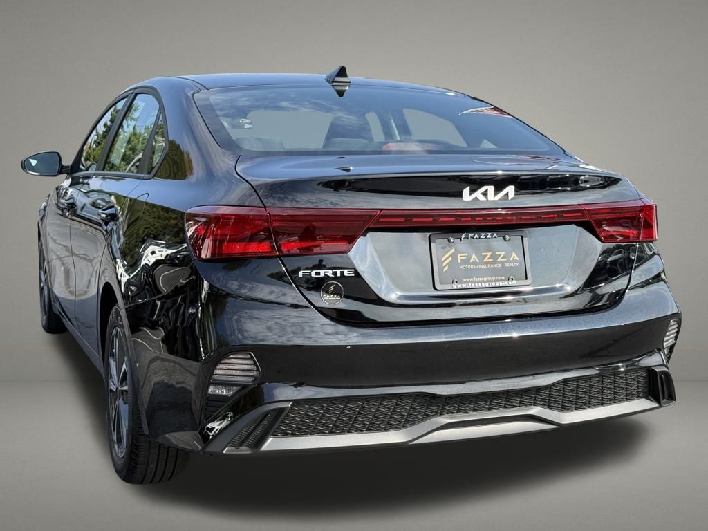 2023 Kia Forte LXS photo 3