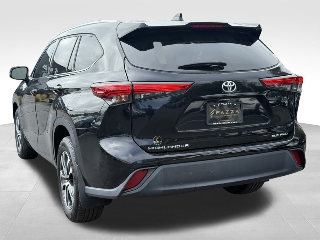 2022 Toyota Highlander XLE photo 3