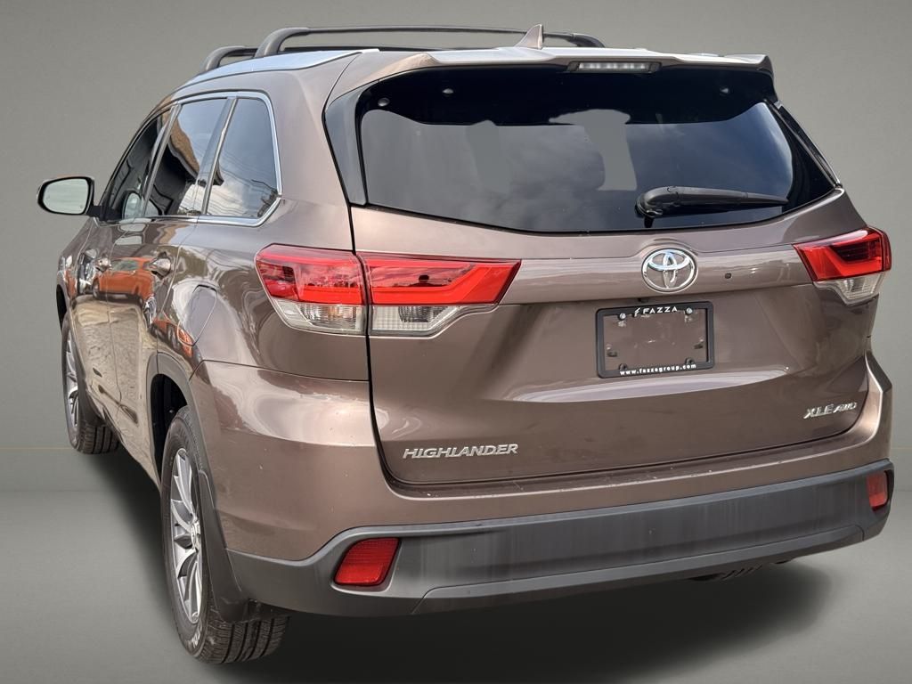 2017 Toyota Highlander SE XLE photo 2