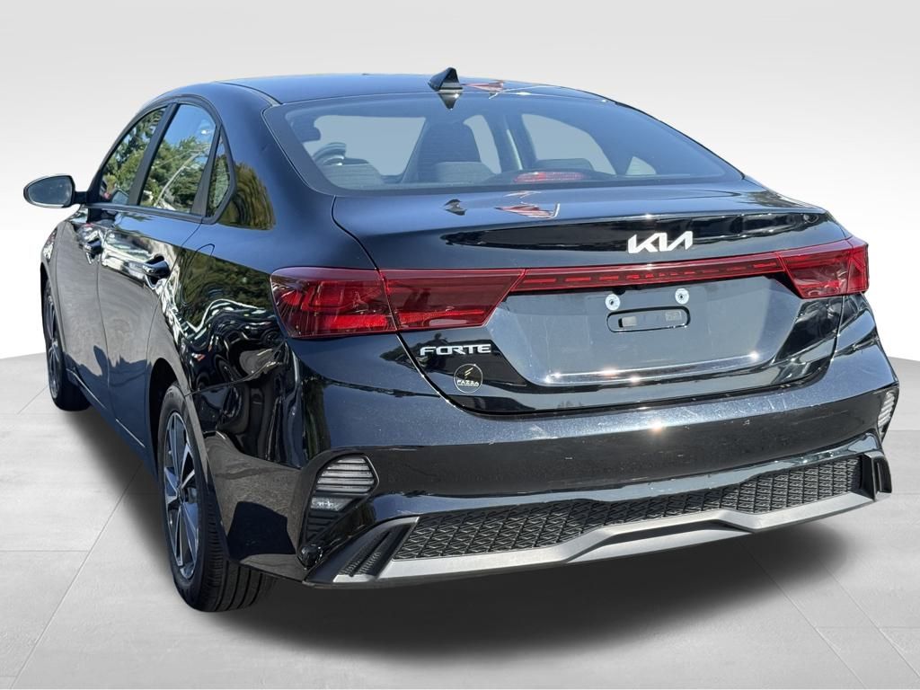 2023 Kia Forte LXS photo 3