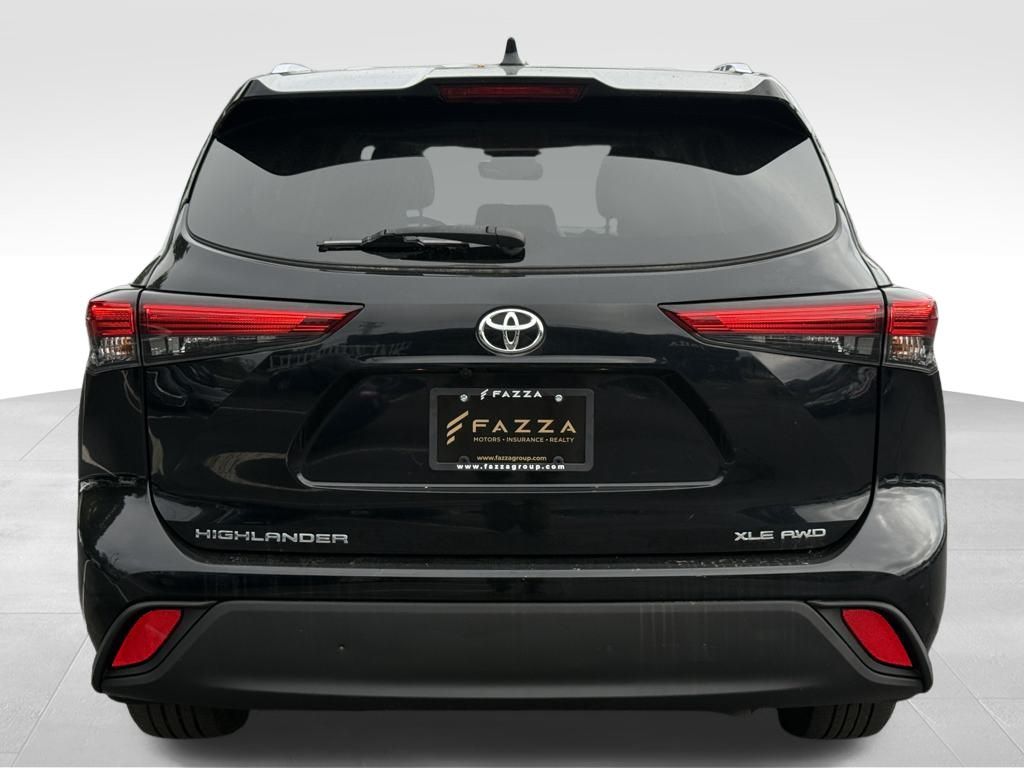 2021 Toyota Highlander XLE photo 3