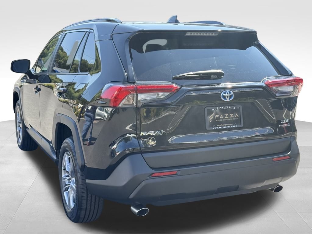 2022 Toyota RAV4 Hybrid XLE photo 3