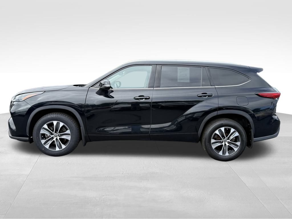 2022 Toyota Highlander XLE photo 2