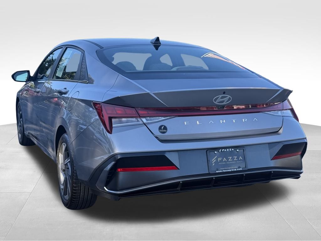 2024 Hyundai Elantra SEL Convenience photo 2