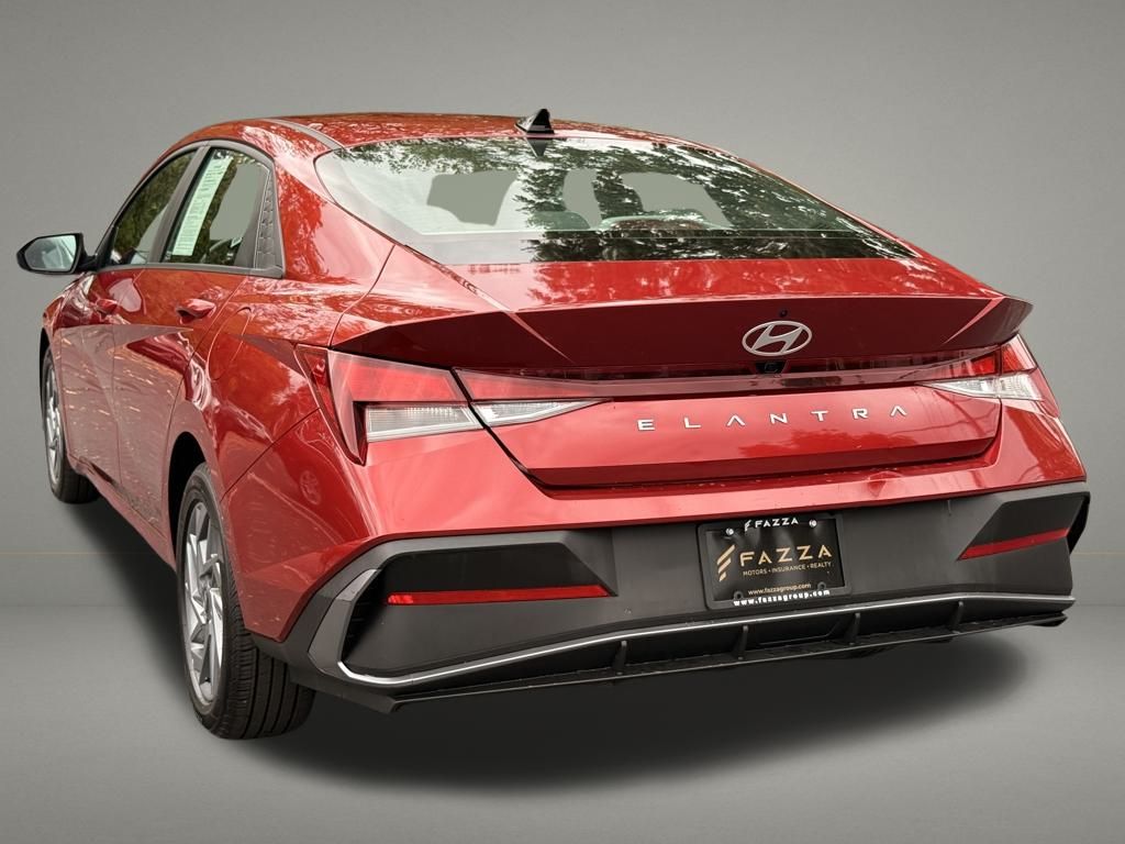 2024 Hyundai Elantra SEL photo 3