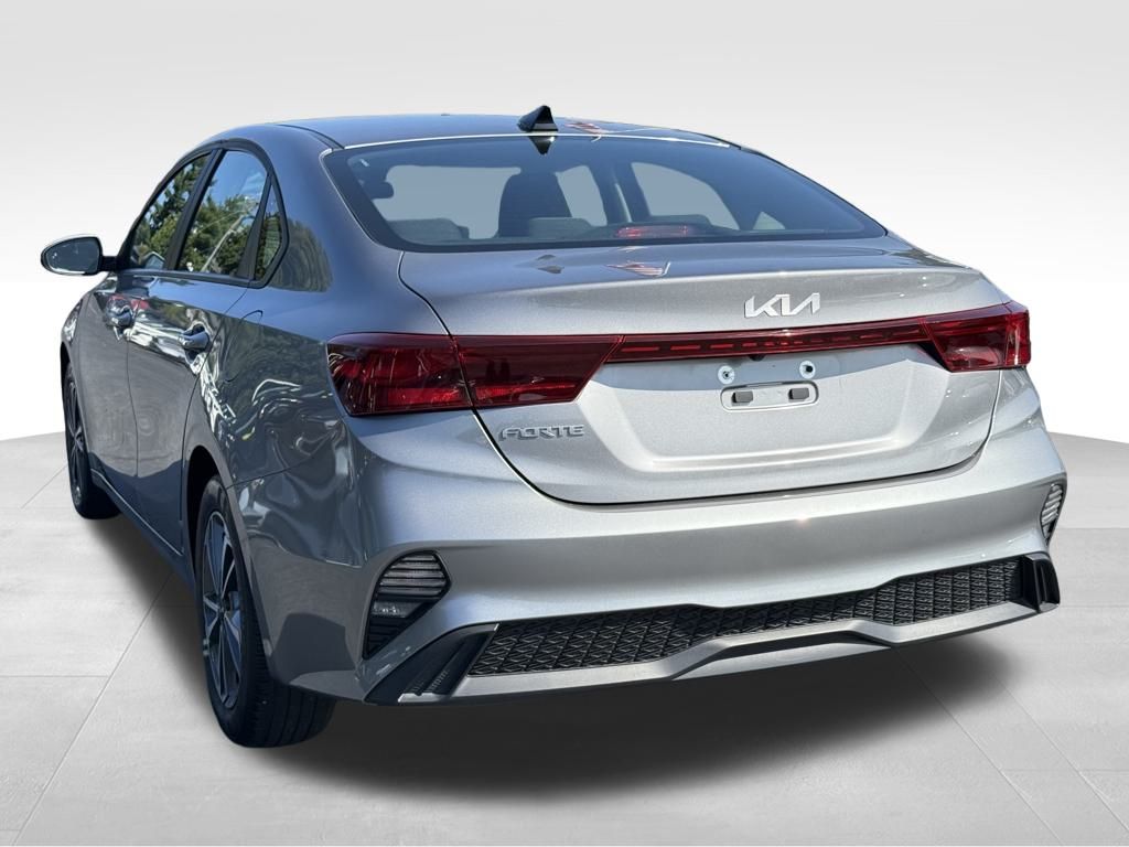 2023 Kia Forte LXS photo 3