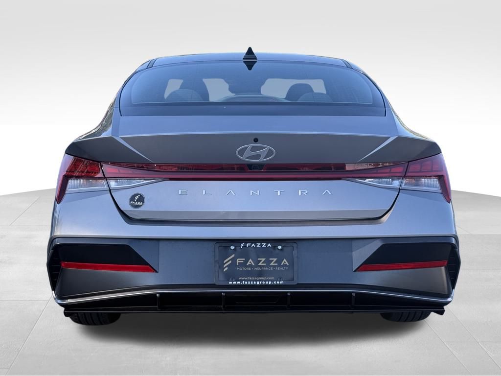 2024 Hyundai Elantra SEL Convenience photo 3