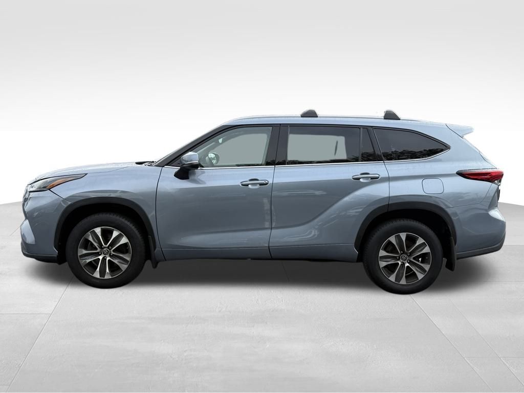 2022 Toyota Highlander XLE photo 2