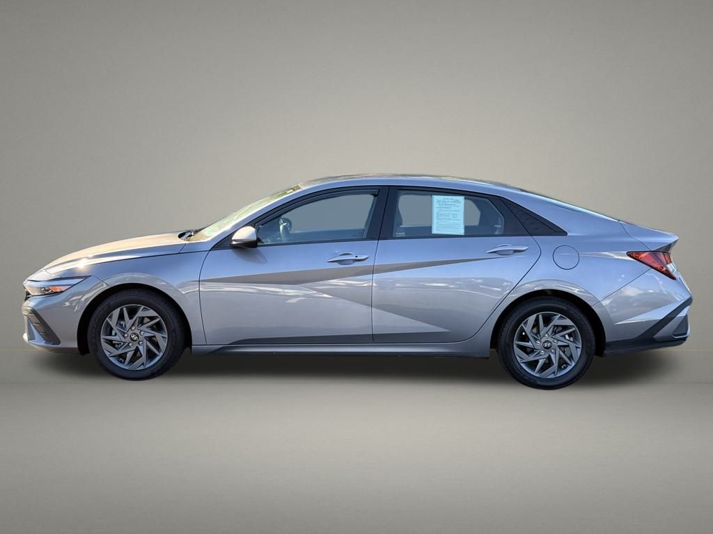 2024 Hyundai Elantra SEL photo 2