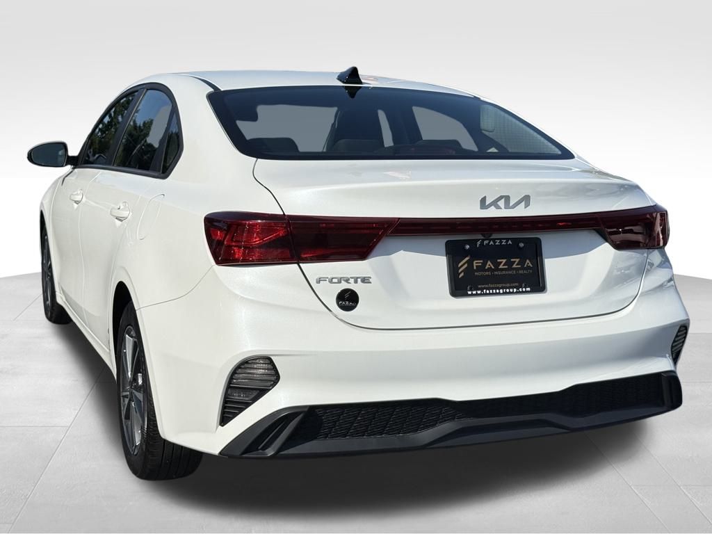 2023 Kia Forte LXS photo 2