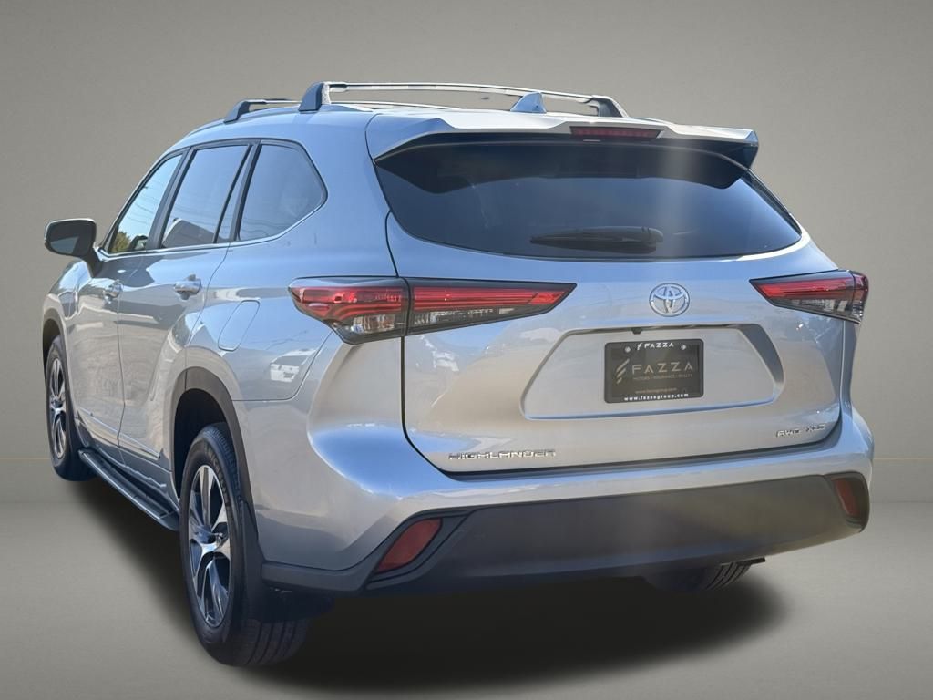 2023 Toyota Highlander XLE photo 2