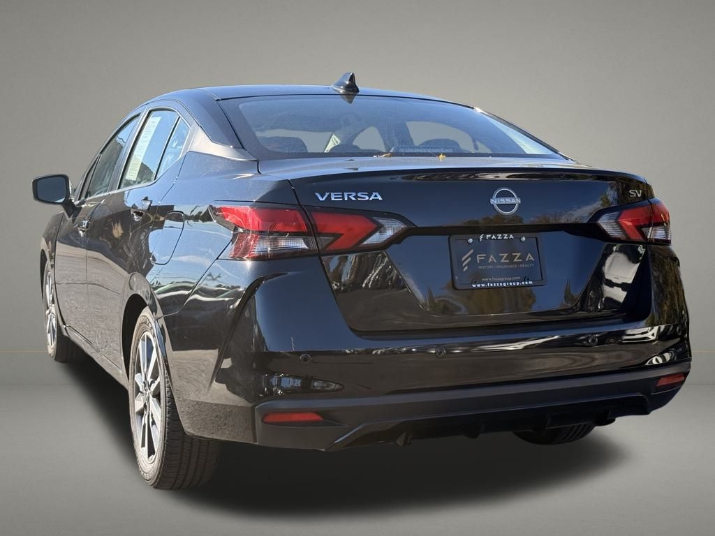 2023 Nissan Versa SV photo 3