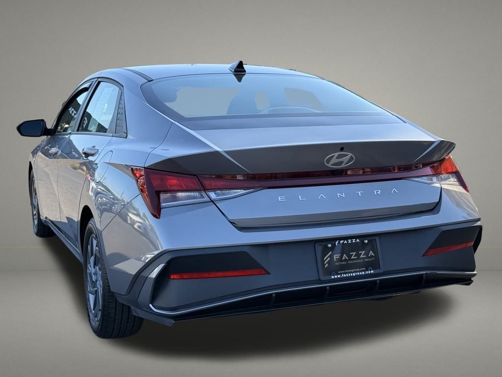 2024 Hyundai Elantra SEL photo 3