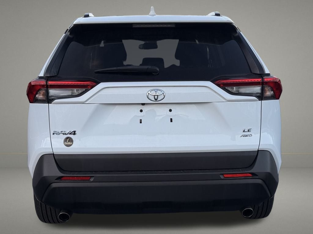 2021 Toyota RAV4 LE photo 4