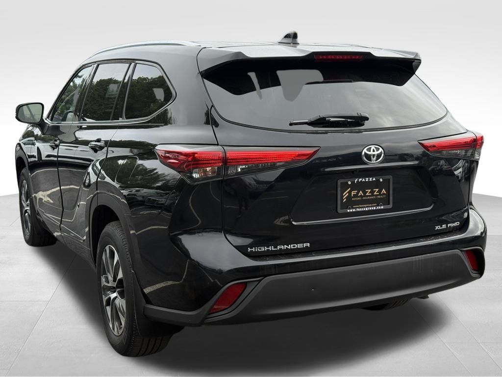 2021 Toyota Highlander XLE photo 2