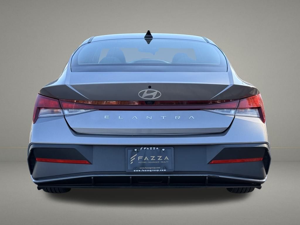2024 Hyundai Elantra SEL photo 4