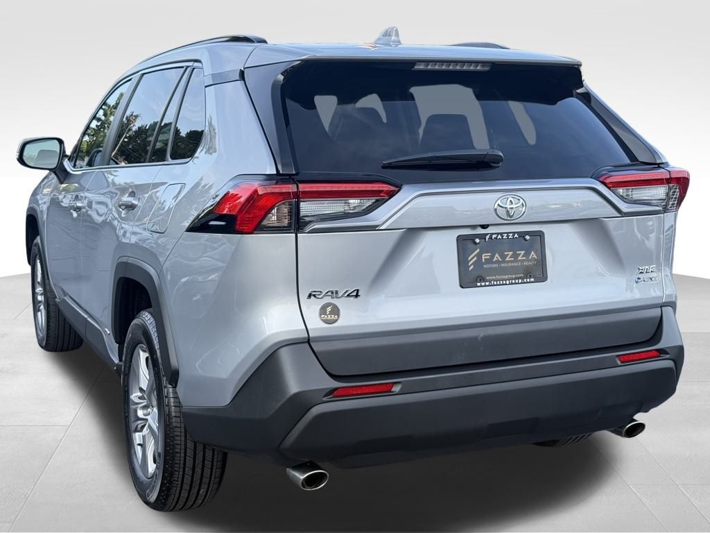 2025 Toyota RAV4 Hybrid XLE photo 2