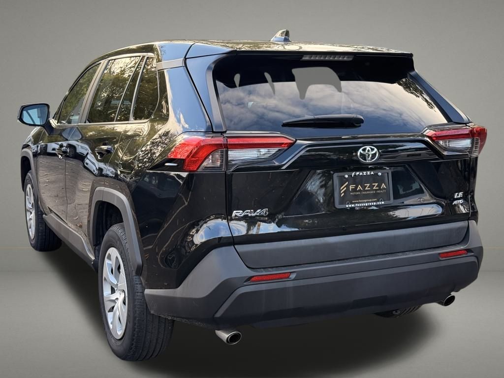 2022 Toyota RAV4 LE photo 3
