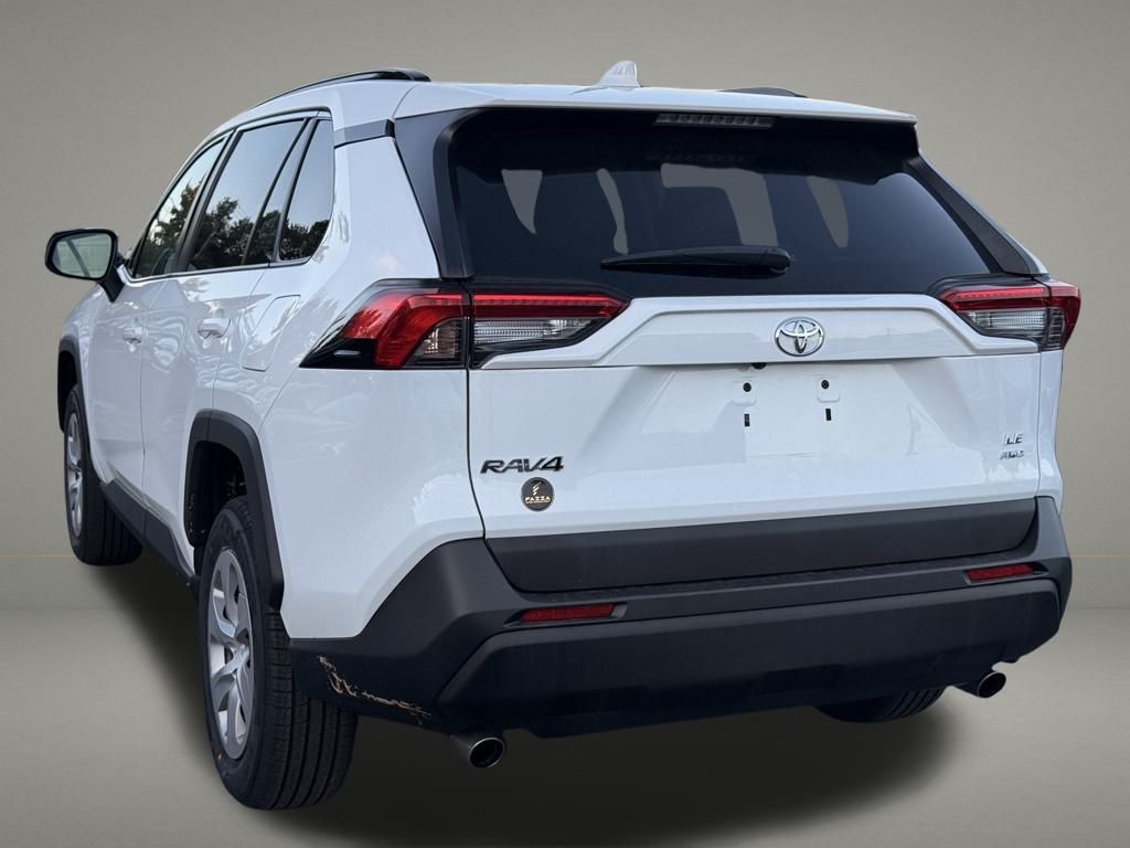 2021 Toyota RAV4 LE photo 3