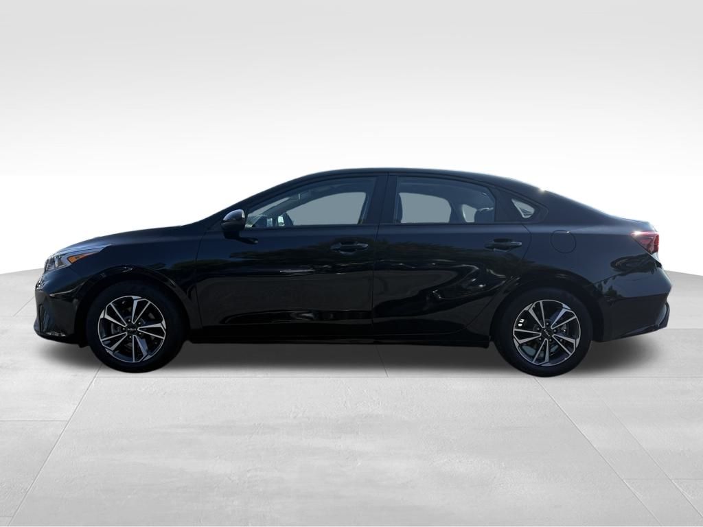 2023 Kia Forte LXS photo 2